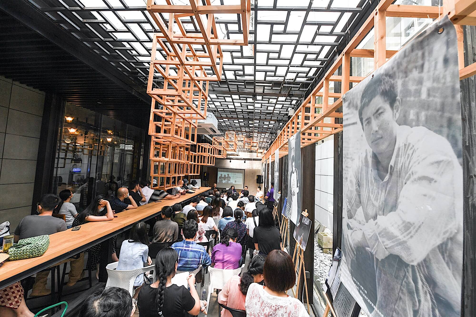 The Sharing Salon of Standing inside Fiction: Images of Bi Feiyu was held in Nanjing